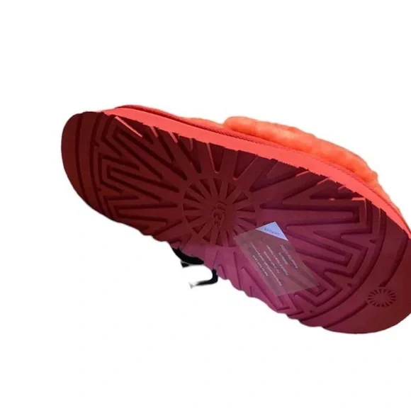 UGG slippers size 7 new with tags - Picture 2 of 3